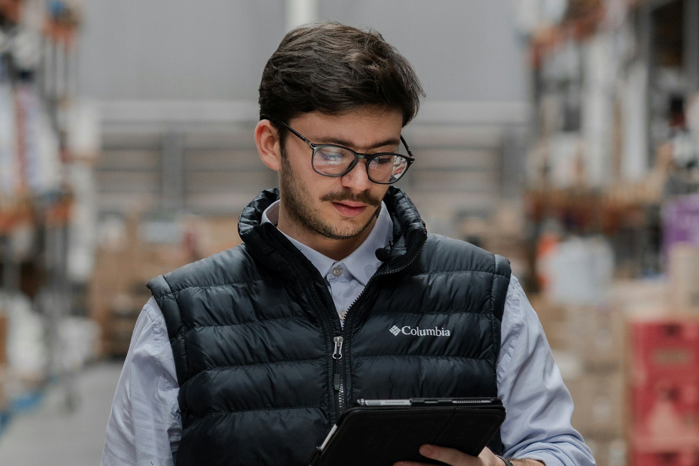 Mitarbeiter mit Tablet im Lager