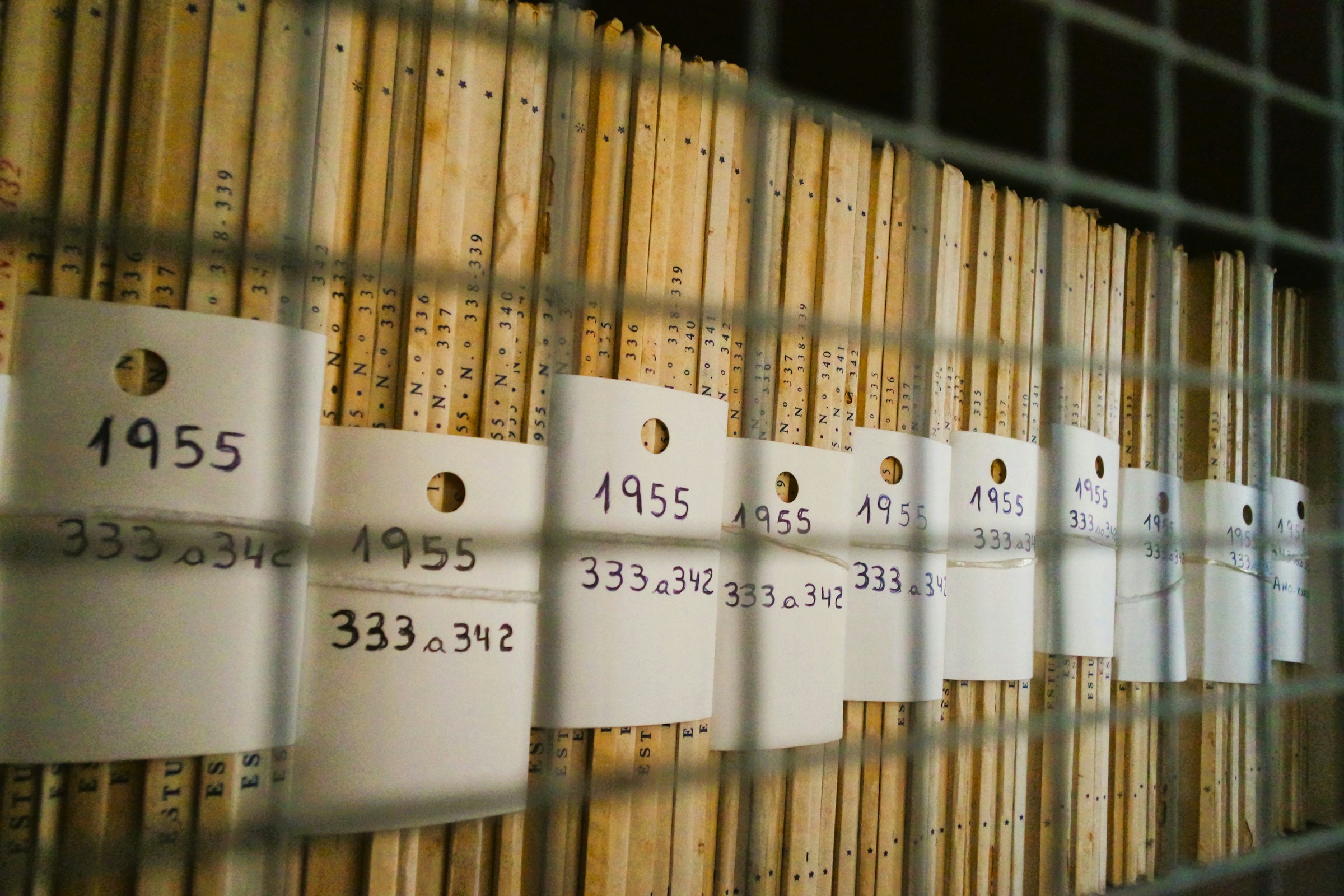 Beschriftete Papierakten in einem Archivregal